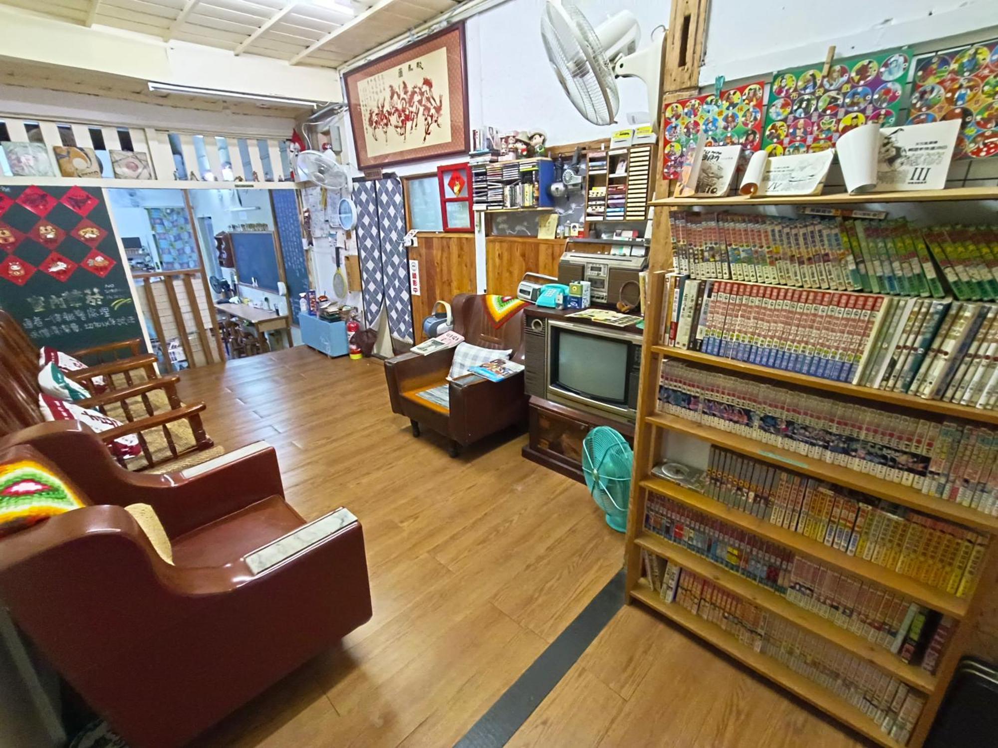 鳳山79背包客 Fengshan No 79 Backpacker Kaohsiung Luaran gambar